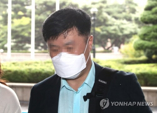 김문기 성남도시개발공사 개발1처장이 지난 10월 6일 대장동 개발 특혜 의혹 관련 조사를 받기 위해 서울중앙지검 조사실로 향하고 있다. <연합뉴스>